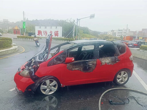 影/金門八達樓子圓環自撞！「小紅」秒淪火燒車變廢鐵