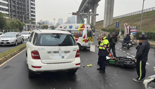 影/車子吃人！賓士闖紅燈鬼切撞機車 騎士遭輾卡車底