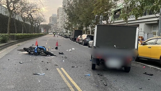 影/北市重大車禍！萬華小貨車正面對撞機車 騎士頭部重創死亡