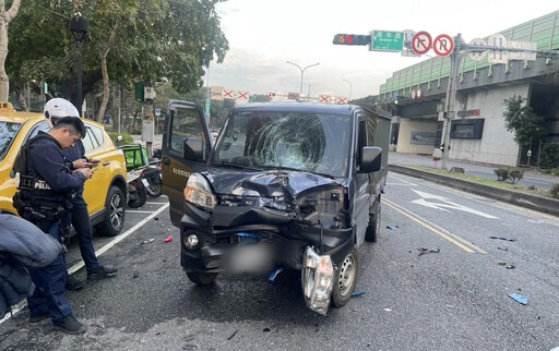 影/北市重大車禍！萬華小貨車正面對撞機車 騎士頭部重創死亡