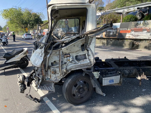 板橋大貨車備胎掉落輾過失控 衝對向撞2車釀2傷