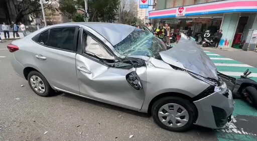 影/新竹市驚悚連環撞！轎車猛翻躺路中 老婦遭撞噴飛命危