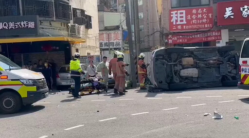 影/新竹市驚悚連環撞！轎車猛翻躺路中 老婦遭撞噴飛命危