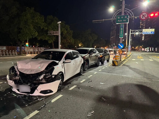 影/台中30歲男猛撞待轉車「三車遭殃」 事後竟說：我不記得了