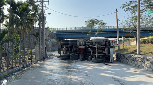 屏東水泥車撞砂石車！整輛180度翻覆 驚悚畫面曝