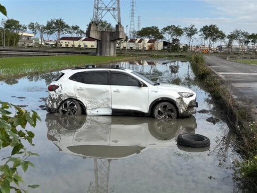 影/才8天！宜蘭又發生墜田車禍「白車停好」 LEXUS車頭全毀