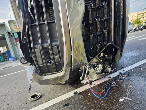 影/豐原國4匝道口卡死！休旅車撞安全島側翻「回堵4K塞到石岡」