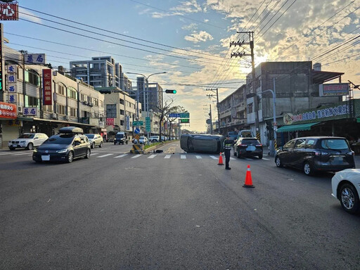 影/豐原國4匝道口卡死！休旅車撞安全島側翻「回堵4K塞到石岡」