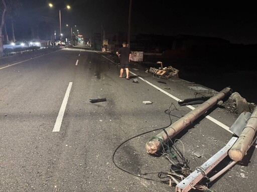 影/彰化小車自撞撞變電箱「害停電」肇逃 擦地爆火花