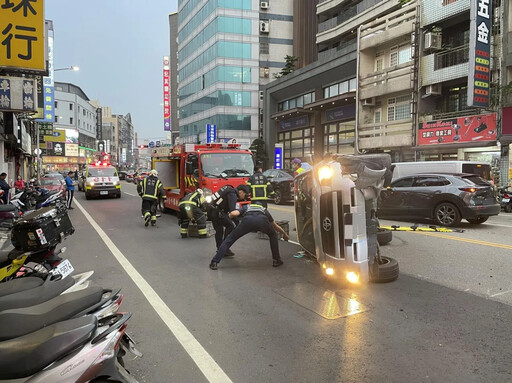 影/中壢重大車禍！阿姨開「頭又大」連撞2車翻覆 救援畫面直擊