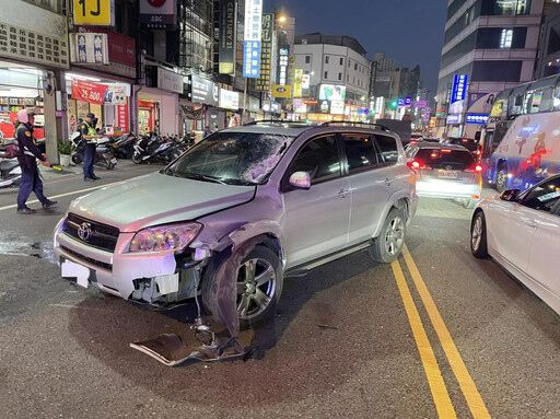 影/中壢重大車禍！阿姨開「頭又大」連撞2車翻覆 救援畫面直擊