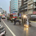 影/中壢重大車禍！阿姨開「頭又大」連撞2車翻覆 救援畫面直擊