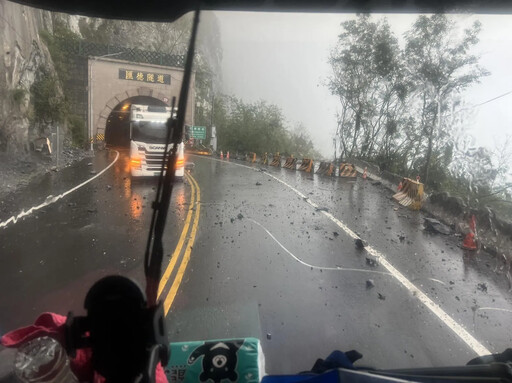 影/豪雨釀災！台9線崇德段爆雙向土石崩落 1小時清除完畢