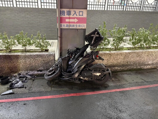 淡水死亡車禍！25歲騎士碰撞左轉小貨車噴飛 送醫不治