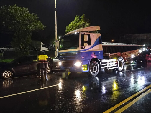 基隆驚悚車禍！貨櫃車不明原因翻覆 5車遭輾壓淪肉餅