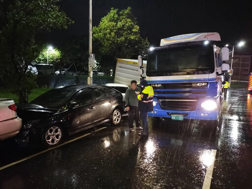 基隆驚悚車禍！貨櫃車不明原因翻覆 5車遭輾壓淪肉餅