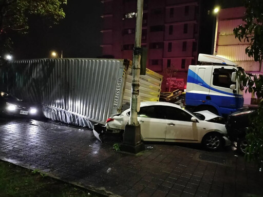 基隆驚悚車禍！貨櫃車不明原因翻覆 5車遭輾壓淪肉餅