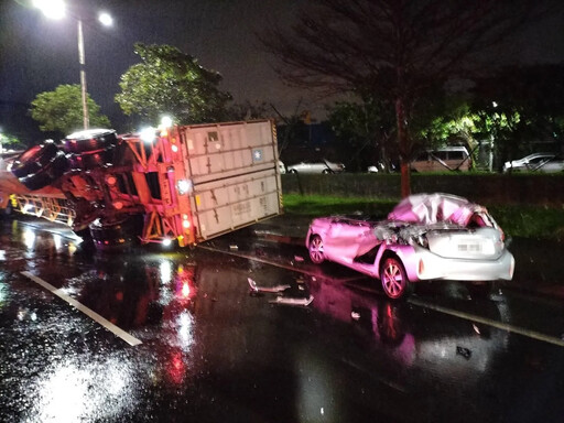 基隆驚悚車禍！貨櫃車不明原因翻覆 5車遭輾壓淪肉餅