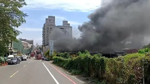 影/台南家電鐵皮倉庫爆祝融！火舌燒穿屋頂 幸無傷亡