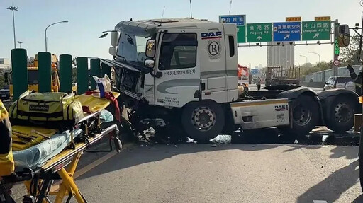 撞擊瞬間曝！國1聯結車撞分隔島激揚塵 車頭分離釀1死