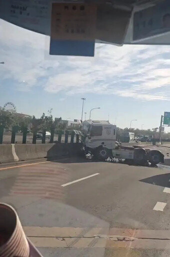 撞擊瞬間曝！國1聯結車撞分隔島激揚塵 車頭分離釀1死