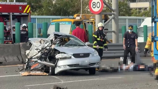 撞擊瞬間曝！國1聯結車撞分隔島激揚塵 車頭分離釀1死