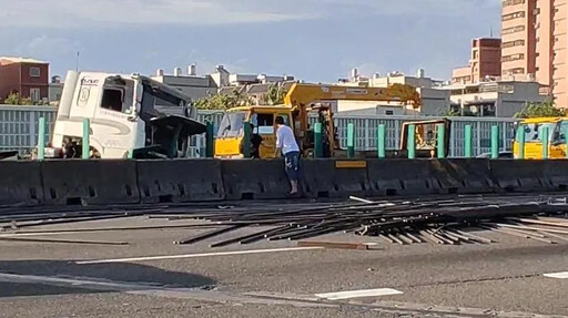 撞擊瞬間曝！國1聯結車撞分隔島激揚塵 車頭分離釀1死