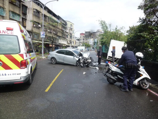 撞擊瞬間曝！新北小客車猛衝對向貨車 2車「下巴全毀」