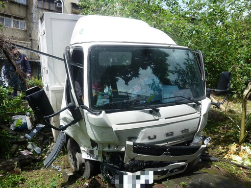 撞擊瞬間曝！新北小客車猛衝對向貨車 2車「下巴全毀」