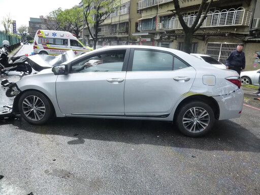 撞擊瞬間曝！新北小客車猛衝對向貨車 2車「下巴全毀」