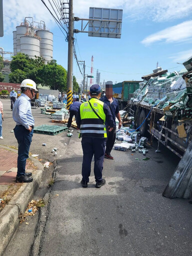 影/滿車台啤未綁緊！高雄中油旁驚現「藍色啤酒海」