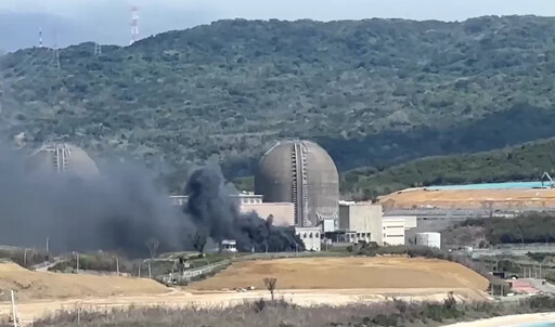 屏東核三廠冷卻水塔起火！駭人黑煙狂竄 驚悚畫面曝光