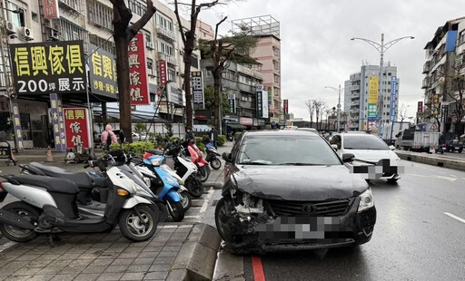 影/恐怖瞬間！新莊轎車「保齡球式」衝撞 7機車變碎片