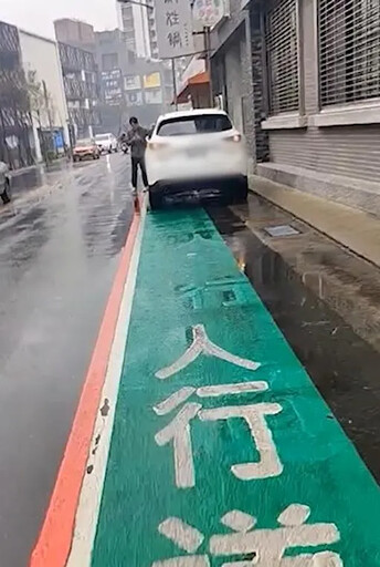 影/違停人行道被拍！駕駛不滿狂按喇叭 擦撞嬰兒車逃逸