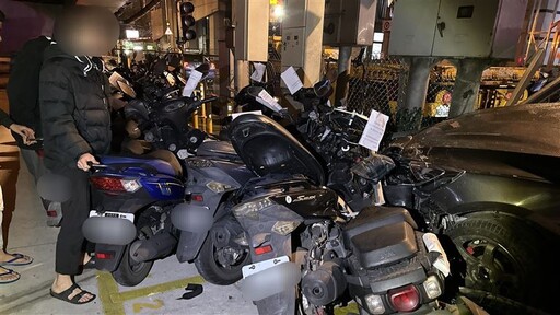 影/少年無照偷開車!夜遊連撞17機車 家屬:沒錢賠請提告
