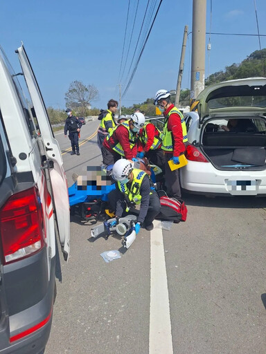 影/悚！掃墓後竟成永別 苗栗撞桿車頭全毀「父亡子重傷」