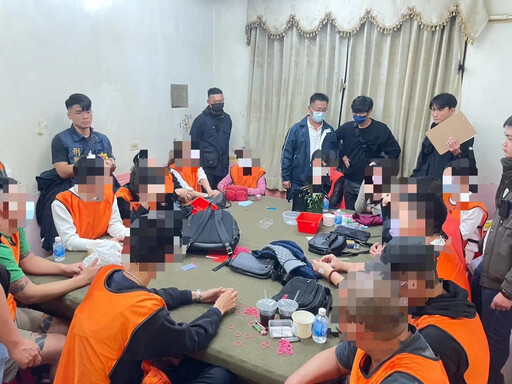 影/職業賭場隱身高雄民宅！警逮27人 賭客躲3樓桌下還是GG