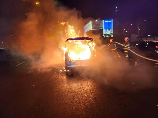 北市承德路6段等紅燈爆火球！ 運將、乘客急跳車