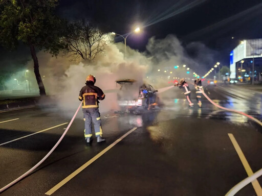 北市承德路6段等紅燈爆火球！ 運將、乘客急跳車