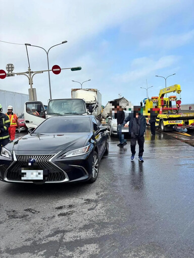 林口西濱「漂白水海」大貨車撞5車 賓士、LEXUS慘兮兮