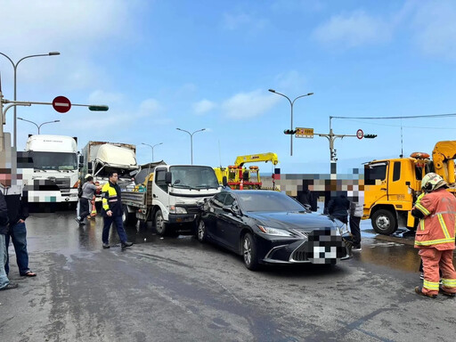 林口西濱「漂白水海」大貨車撞5車 賓士、LEXUS慘兮兮