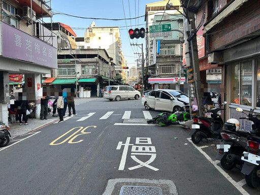 影/直擊！三重黃牌重機直行猛撞轉彎車 男「噴飛10米頭重創」