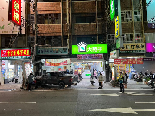 影/身體不適開進騎樓！台南皮卡衝撞2店面9機車 慘狀曝光