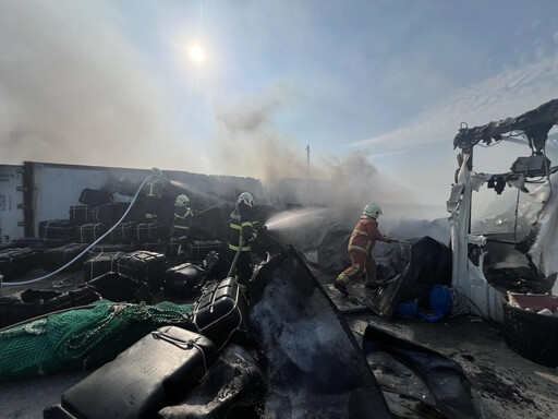 影/馬公養殖公司貨櫃屋爆大火 駭人黑龍捲竄天