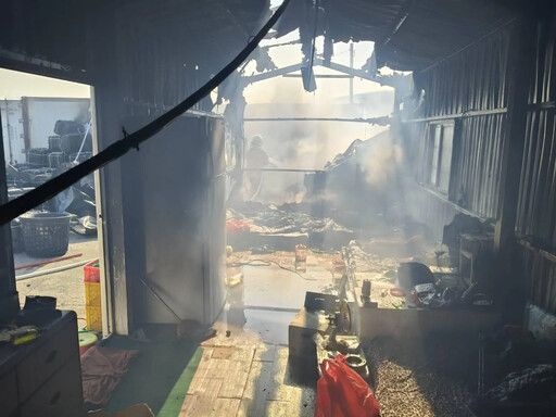 影/馬公養殖公司貨櫃屋爆大火 駭人黑龍捲竄天