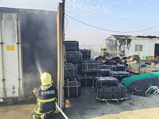 影/馬公養殖公司貨櫃屋爆大火 駭人黑龍捲竄天