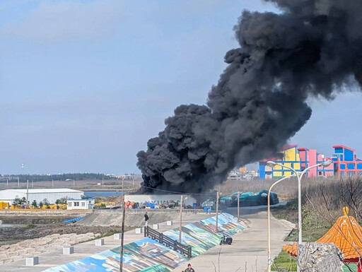 影/馬公養殖公司貨櫃屋爆大火 駭人黑龍捲竄天