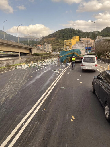 1周兩起！瑞芳台2線曳引車沒綁好 台啤散落一地、酒香四溢