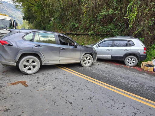 台中和平山區嚴重車禍！休旅車「被推去猛撞山壁」