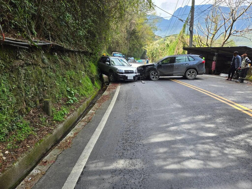 台中和平山區嚴重車禍！休旅車「被推去猛撞山壁」